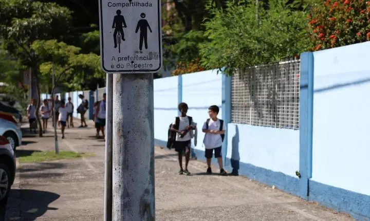 Brasil reduz pobreza, mas atritos mantêm desigualdade social, aponta estudo