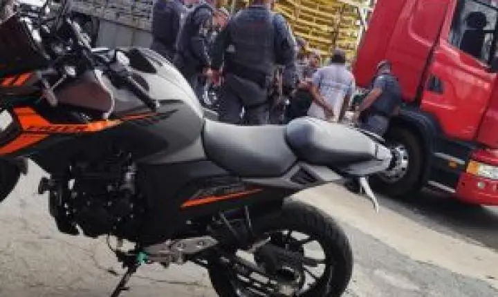 Briga de trânsito entre caminhoneiro e motociclista termina na polícia em São Carlos