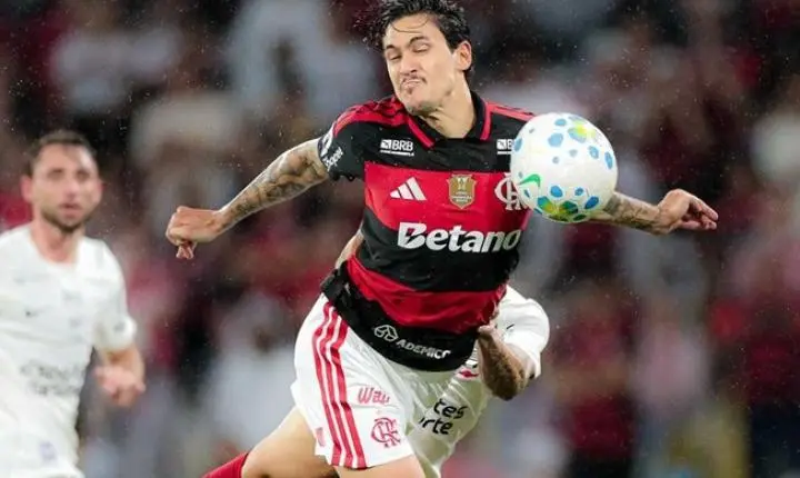 Bruno Henrique decide clássico e garante liderança do Flamengo no Brasileirão