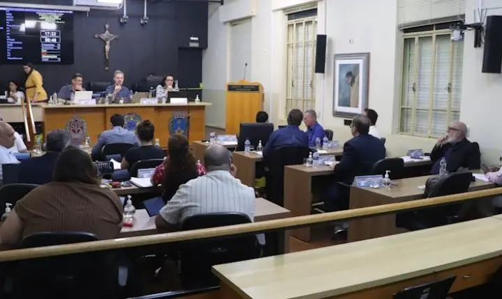 Câmara aprova R$ 19,8 milhões e muda regras para instalação de antenas