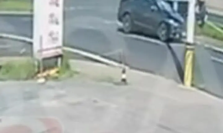 Câmera de segurança flagra acidente com viatura da Polícia Civil em São Carlos