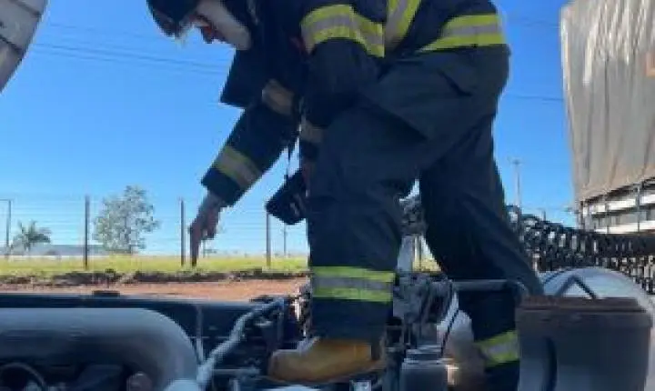 Caminhão carregado com pisos incendeia na Rodovia Washington Luís, mas motorista salva a carga