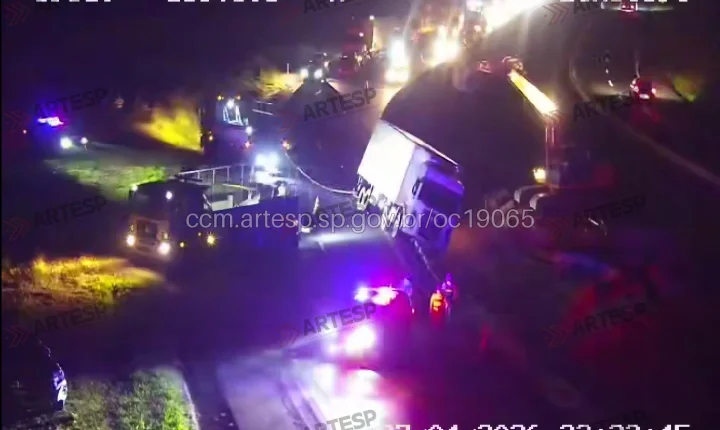 Caminhão bate em mureta e bloqueia Rodovia Washington Luís