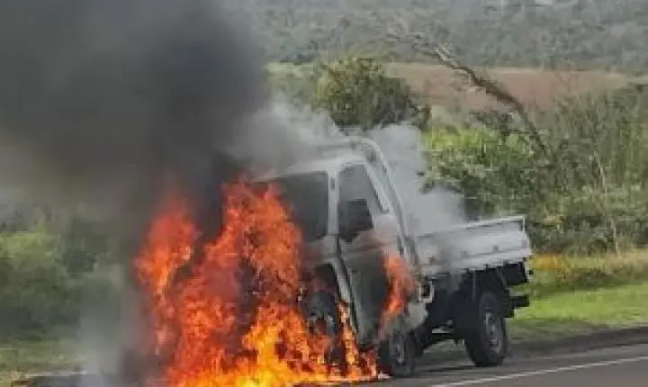 Incêndio em caminhão destrói veículo na Estrada do Broa em São Carlos