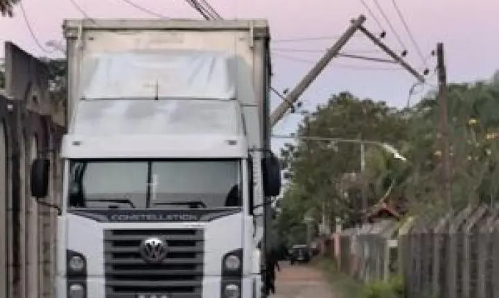 Caminhão derruba poste e deixa fiação energizada em São Carlos