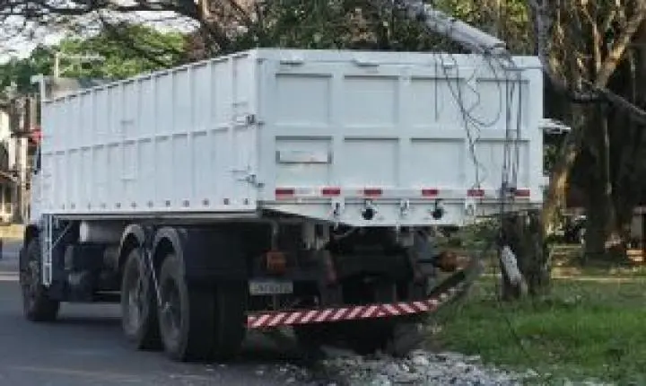 Caminhão desgovernado atinge carros e derruba poste em São Carlos