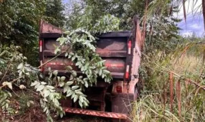 Polícia Militar localiza caminhão roubado em área de mata na zona rural de Analândia