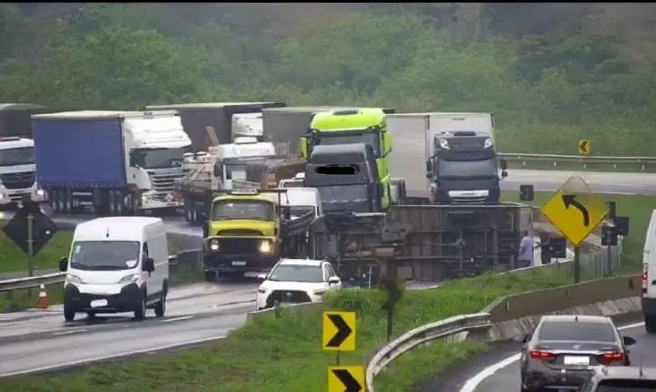 Tombamento de utilitário na SP-310 causa 3 km de congestionamento na região