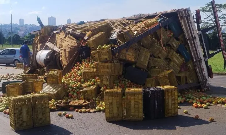 Caminhão tomba e espalha carga de tomate em trevo de Araraquara