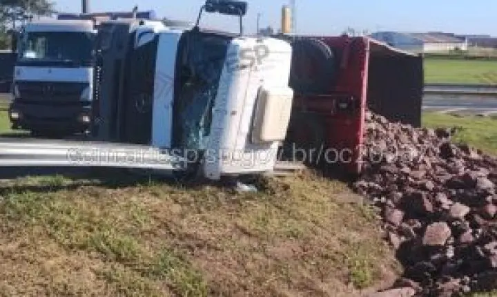 Caminhão tomba em acesso da Washington Luís e deixa motorista ferido