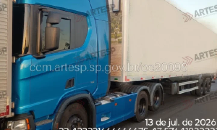 Engavetamento entre caminhões na Rodovia Washington Luís causa interdição parcial em Rio Claro