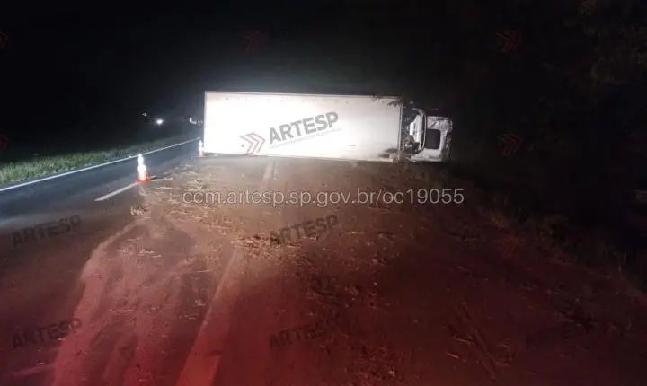 Motorista embriagado se feriu após caminhão tombar na Washington Luís