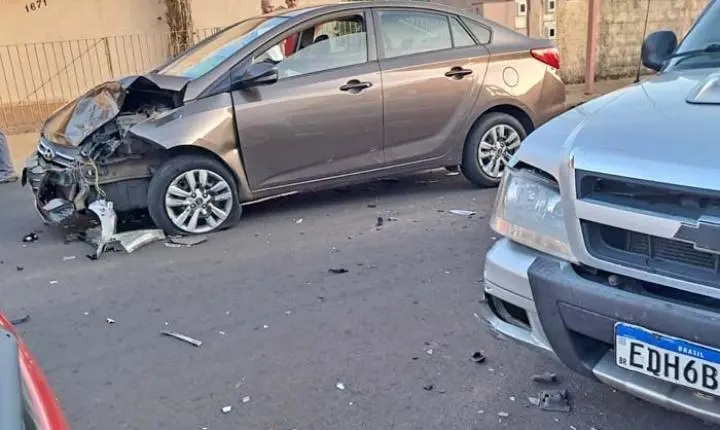 Caminhonete invade avenida José Bonifácio e provoca colisão em Araraquara