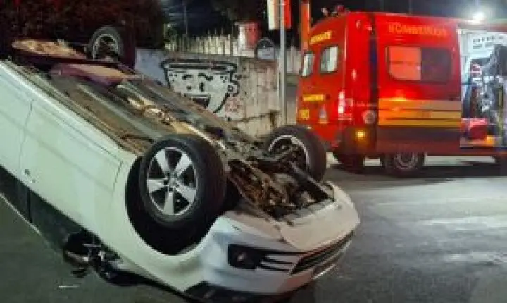 Colisão provoca capotamento sem feridos em acidente em São Carlos
