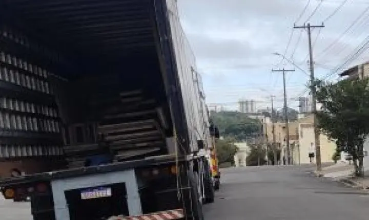 Dois trabalhadores ficam feridos em São Carlos durante descarregamento de caixotes