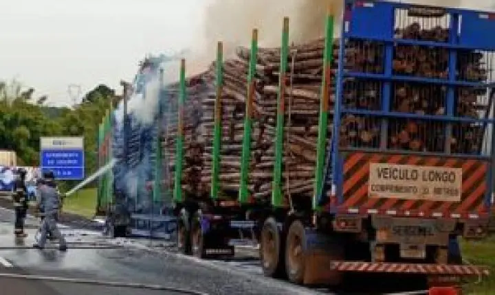 Incêndio em carreta interdita a Rodovia Washington Luís em Itirapina