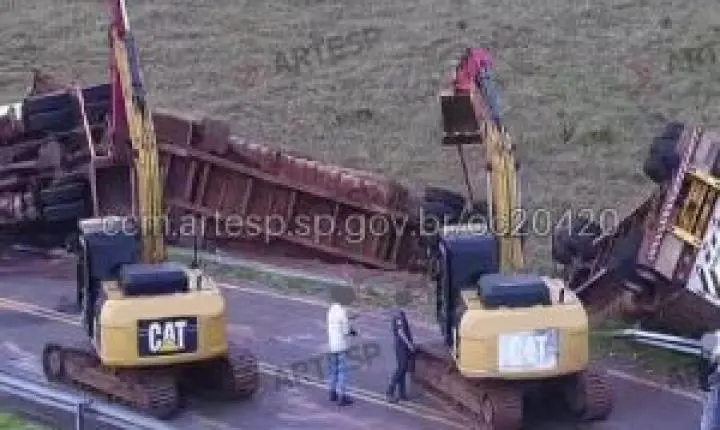 Carreta bitrem tomba na SP-225 em Brotas após pane mecânica