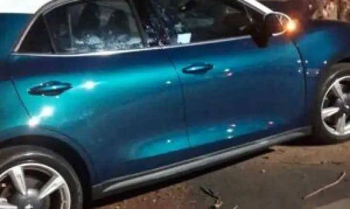 Carro bate contra árvore na madrugada em acidente em São Carlos