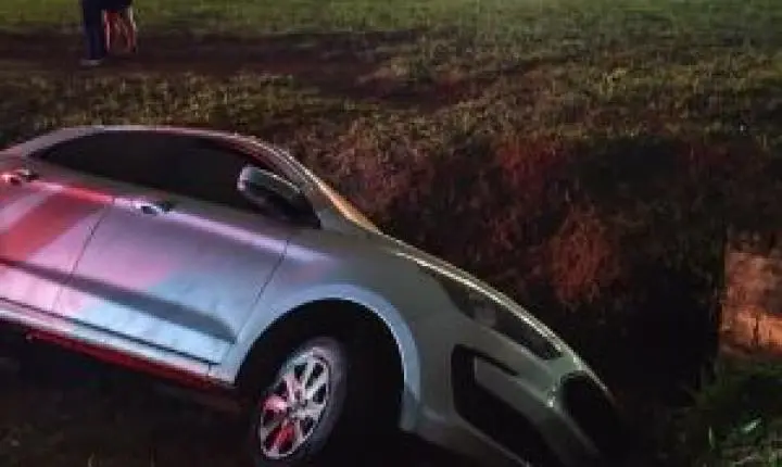 Veículo cai em valeta após acidente na rodovia SP-215 em São Carlos