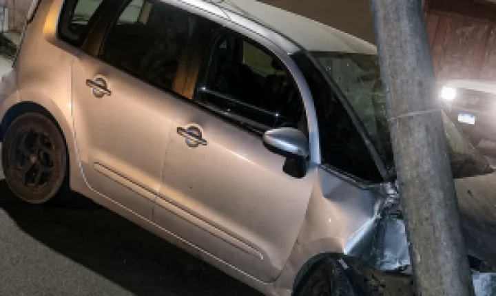 Carro é abandonado após acidente em Ibaté na madrugada deste sábado