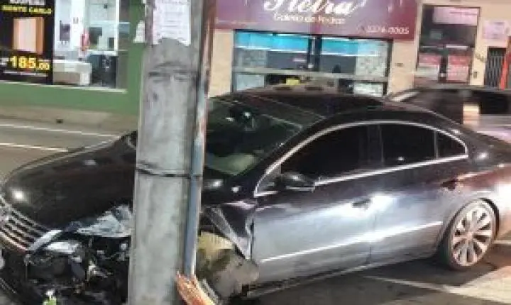 Acidente de trânsito mobiliza bombeiros após carro bater em poste em São Carlos