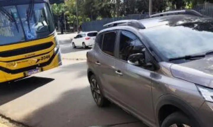 Carro atinge ônibus coletivo próximo à USP 1 em São Carlos