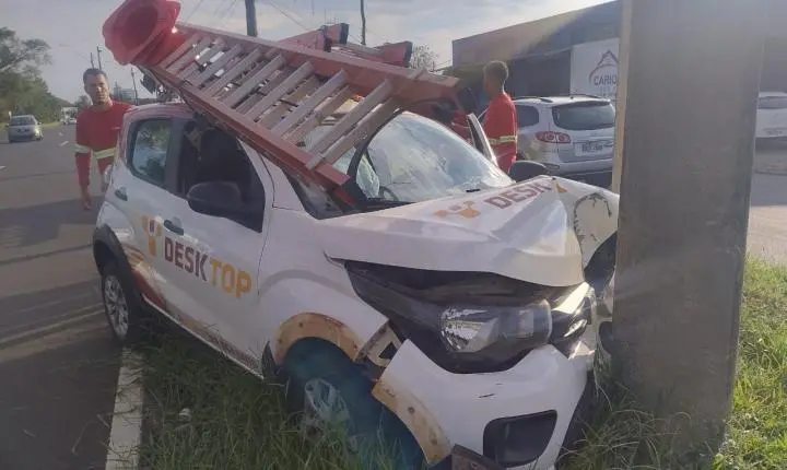 Veículo de empresa de internet colide com poste na Avenida Manoel de Abreu