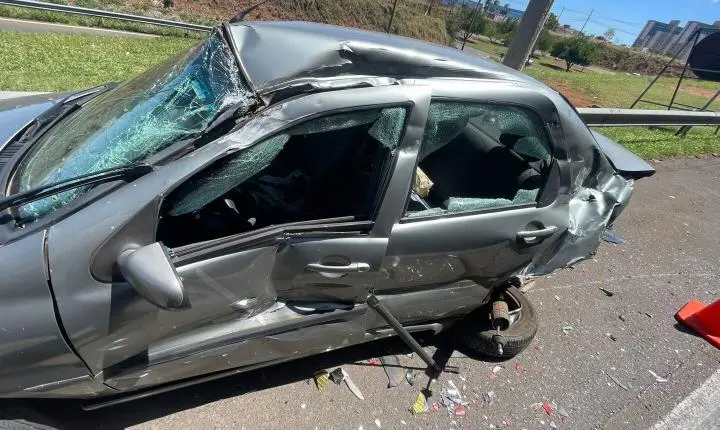 Colisão entre dois carros e um caminhão é registrada na Washington Luís,