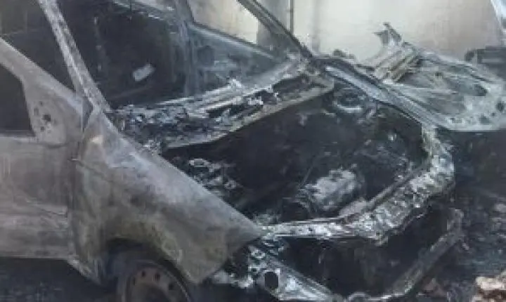 Incêndio atinge veículo em garagem de residência em São Carlos