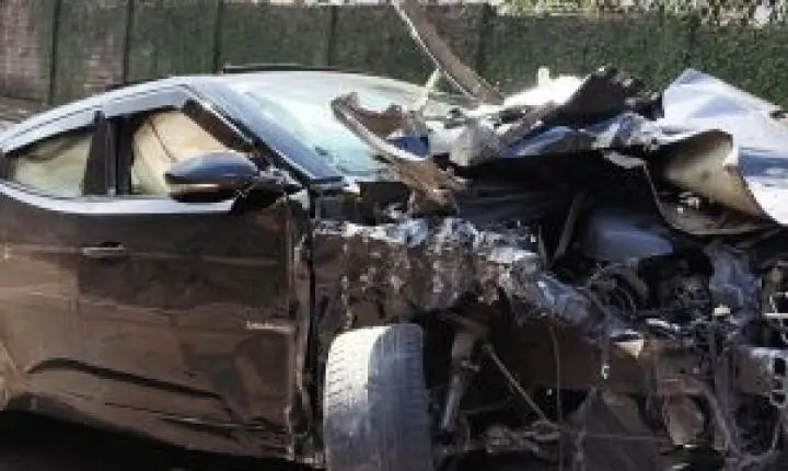 Carro bate em muro após acidente de trânsito no bairro Vila Nery