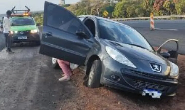 Carro para em canteiro após acidente na Washington Luís em São Carlos