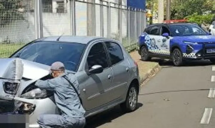 Colisão contra poste deixa mulher ferida no Jardim Brasil