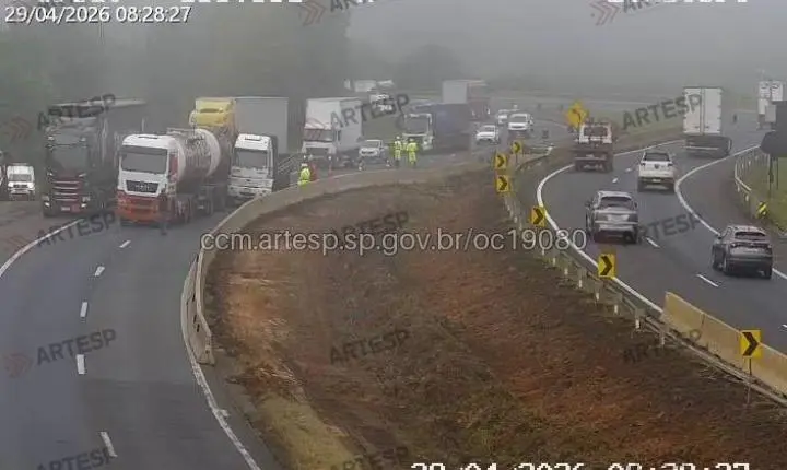 Acidente entre caminhão e carreta gera 4 km de lentidão na Washington Luís