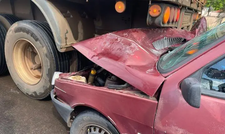 Acidente grave na região: Carro bate em caminhão na estrada