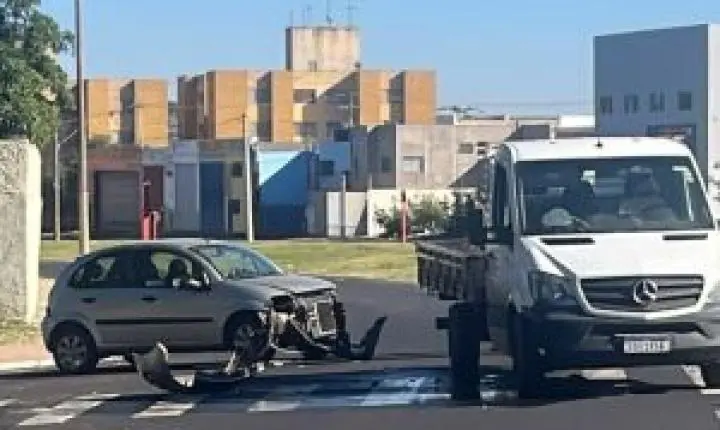 Colisão entre carro e caminhão no bairro Vila Isabel, em São Carlos