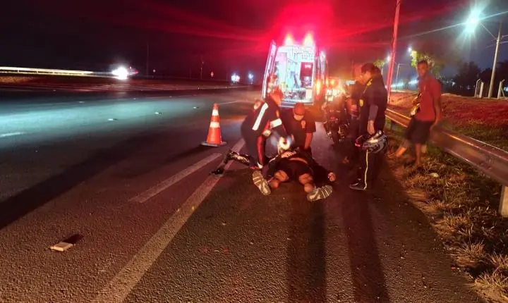 Motociclista fica ferido após colidir contra carro em rodovia na região
