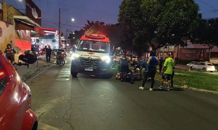 Jovem fica ferida após colisão entre carro e moto na Avenida Henrique Gregori