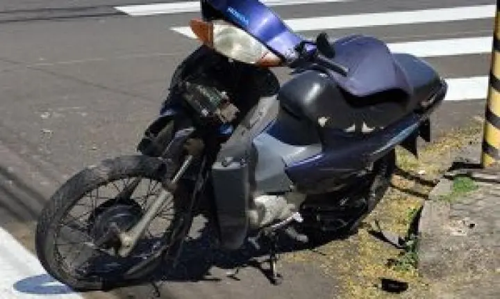 Acidente em São Carlos entre carro e moto deixa motociclista ferido no Centro