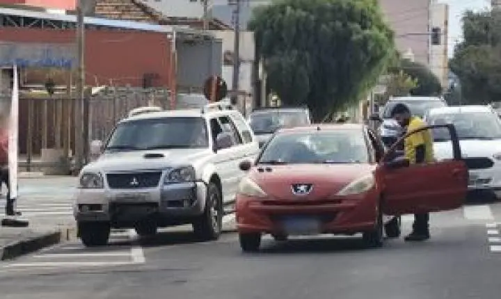 Colisão entre carros causa susto na região central de São Carlos
