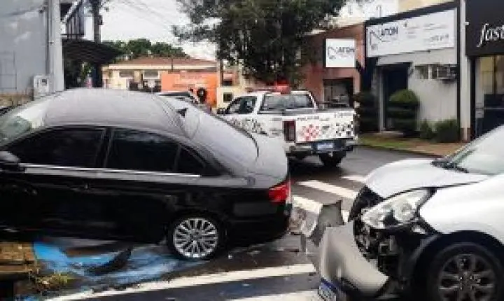 Acidente de trânsito em São Carlos deixa gestante socorrida após colisão