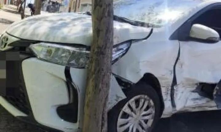 Idosa fica ferida após acidente no Centro em cruzamento com semáforo