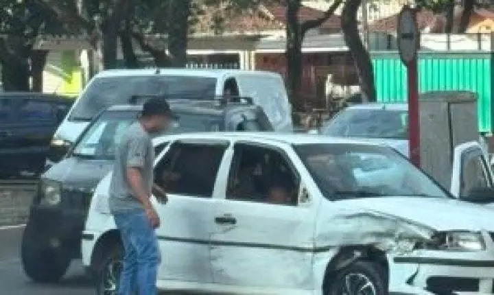 Colisão de carros na Vila Prado marca tarde de sexta-feira em São Carlos