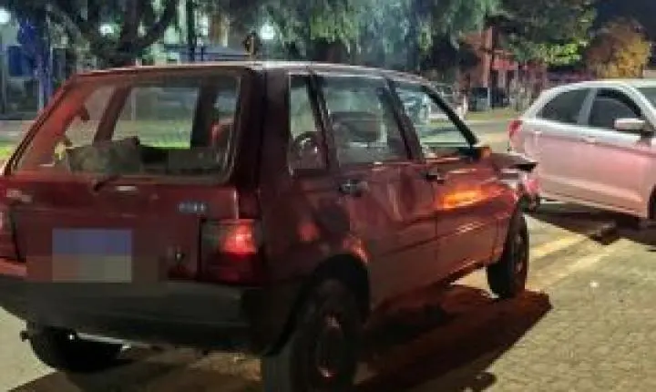Acidente de trânsito faz carro colidir contra muro de motel em São Carlos
