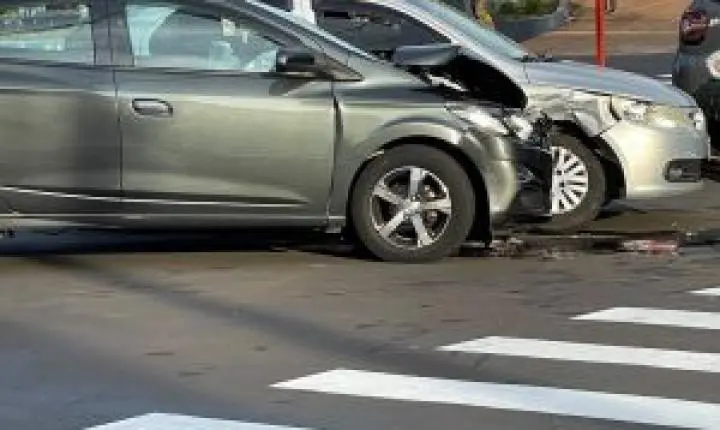 Acidente em São Carlos: colisão ocorre em cruzamento com semáforos novos