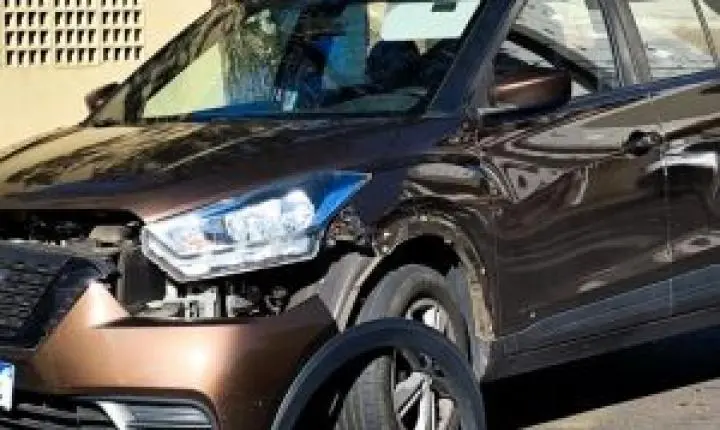Acidente entre duas motos e carro deixa ferida em São Carlos