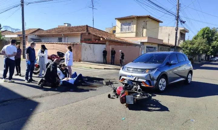 Colisão entre moto e carro fere homem no Jockey Club