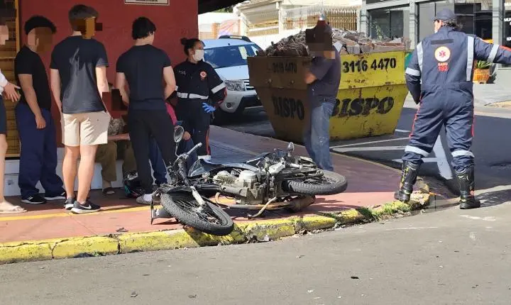 Motociclista fica ferido após colisão com carro no bairro Cidade Jardim