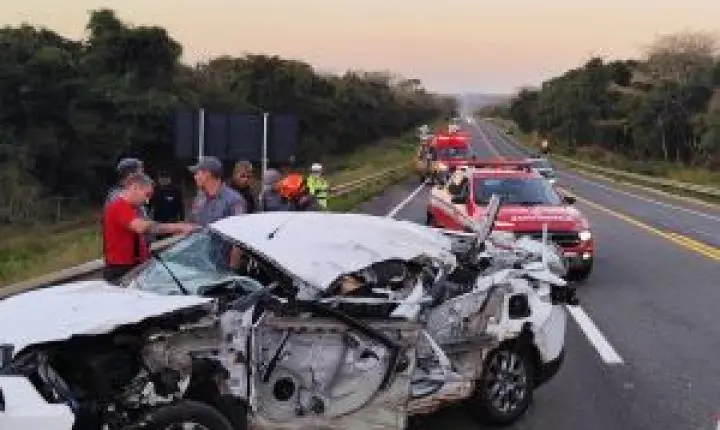 Acidente fatal na SP-215 deixa uma pessoa morta após colisão frontal