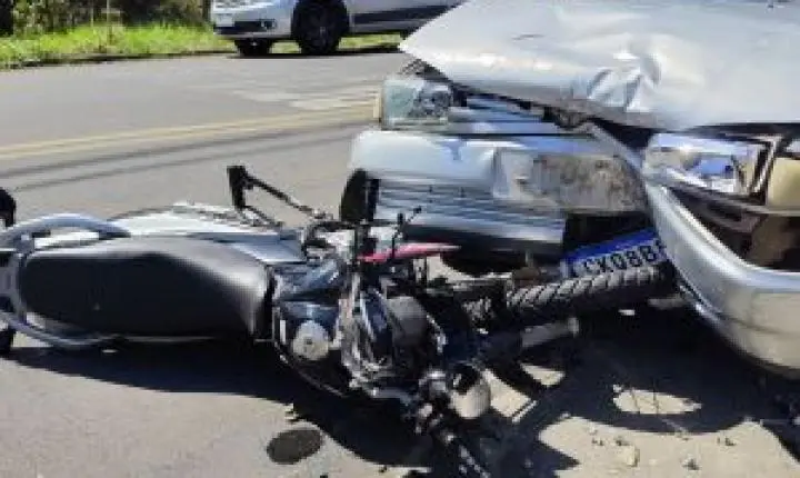 Acidente em São Carlos: colisão frontal deixa ferido no Astolfo Luiz do Prado