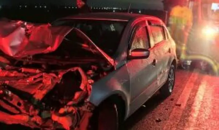 Acidente na Rodovia Washington Luís envolve carro e caminhão em Ibaté